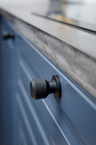 Furnipart - Manor Round - greb i zink Mat sort H35mm Ø30mm